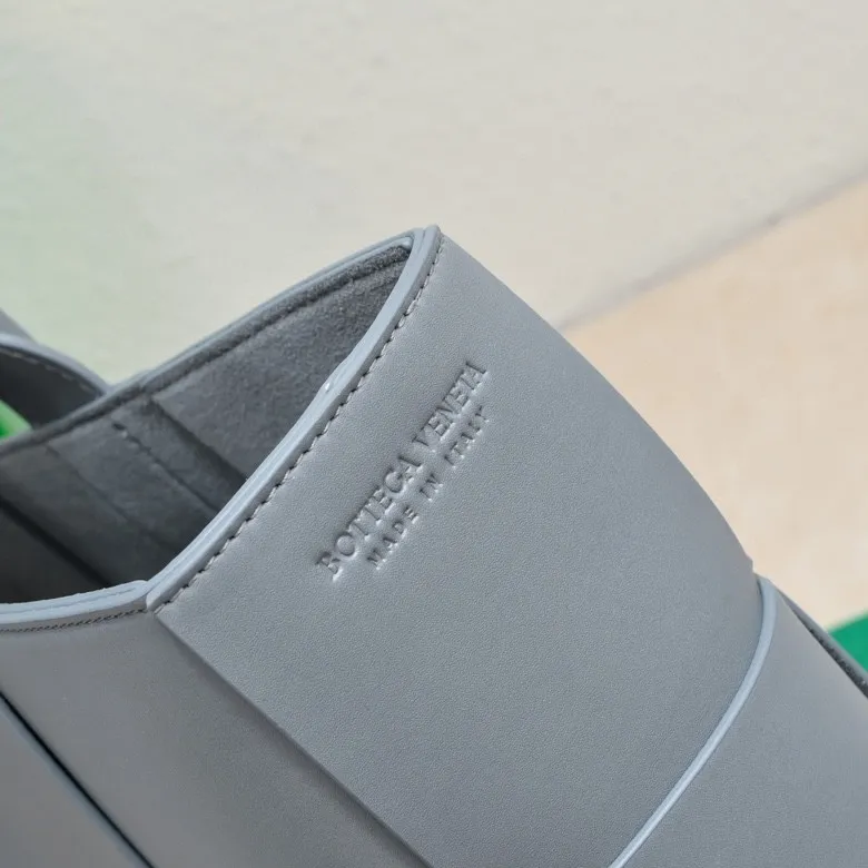 The batch of 2000 BV tote bag (small four compartments) has finally been shipped🔥🔥 The leather feels great! It's a very low-key bag. The more I look at it, the more I like it. I usually go out for rides and planes because I have a lot of stuff and need to carry a computer. Carrying a bag like this is all it takes. It comes with a small bag for storage, which is very convenient. Style number: 9898 Size: 38*10*28cm